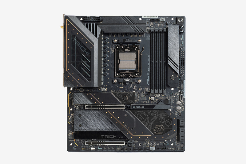 マザーボードの全体写真だ。電源コネクタやUSBのピンヘッダなどは外周部に備わっている。それぞれ電源ユニットのケーブルやPCケース前面のUSBピンヘッダケーブルなどを接続していく