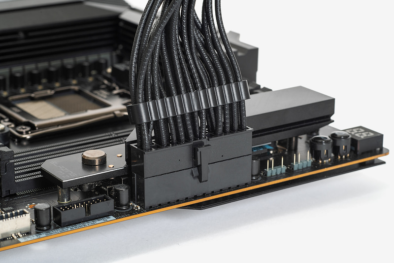 電源ユニットのATX24ピンメイン電源ケーブルを接続する。フックがしっかりかかるまで挿し込もう