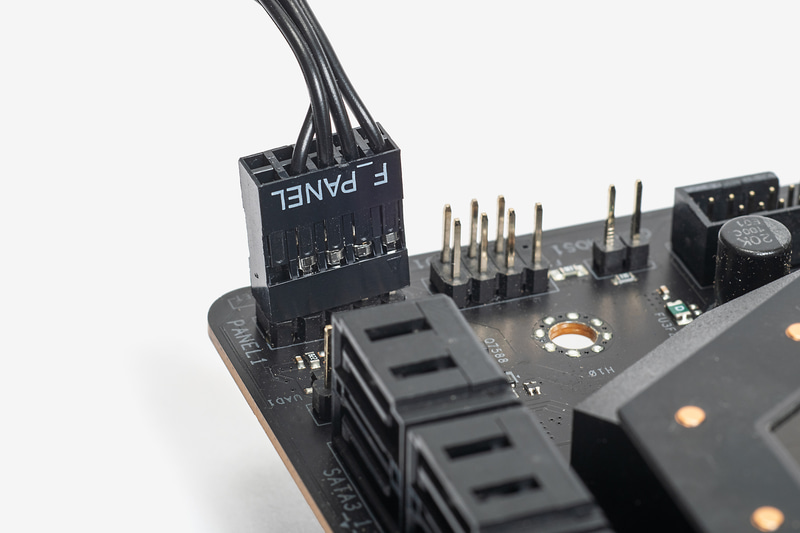 PCケースの電源スイッチ、リセットスイッチ、各種LED用ケーブル。今回のPCケースは「F_PANEL」ケーブルとしてまとまっており、マザーボードのPANEL1コネクタにピンの切り欠きを確認して挿し込むだけだ