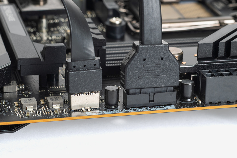 PCケースのUSB 3.0ピンヘッダと前面USB Type-C端子用ケーブルをそれぞれマザーボードに接続する