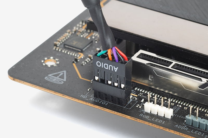 PCケースの前面サウンド端子用ピンヘッダケーブルをマザーボードの「HD_AUDIO1」コネクタに取り付ける