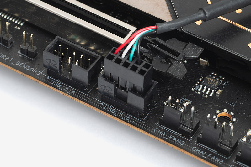 iCUE LINKシステムハブのUSB 2.0ピンヘッダケーブルをマザーボードのUSB 2.0ピンヘッダコネクタに接続する