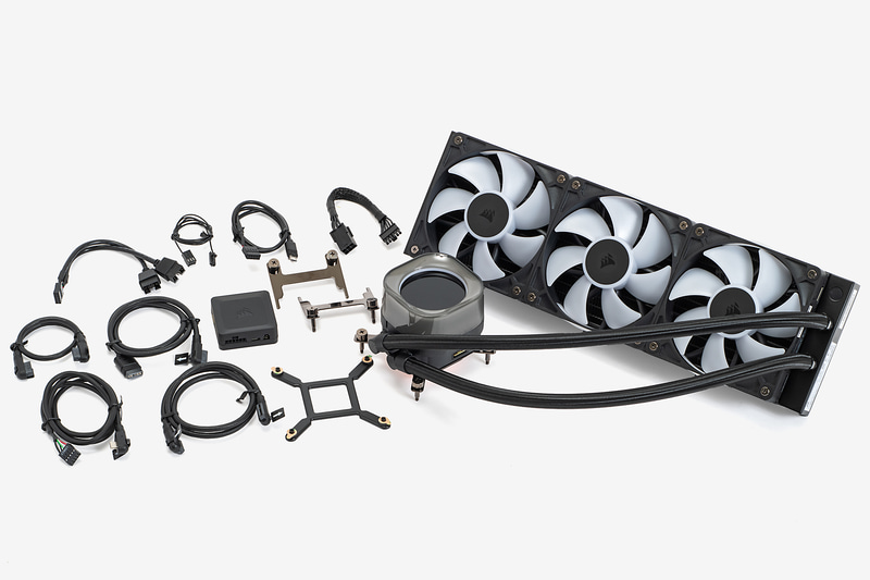 簡易水冷クーラーと付属品。iCUE LINKのシステムを構築するためのケーブルが多いので、あらかじめマニュアルを見てそれぞれの役割を確認しておこう。今回のクーラーはラジエータにあらかじめ3基のファンが装着されている