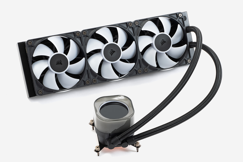 CORSAIRの簡易水冷クーラー「iCUE LINK TITAN 360 RX LCD」。実売価格は3万円前後