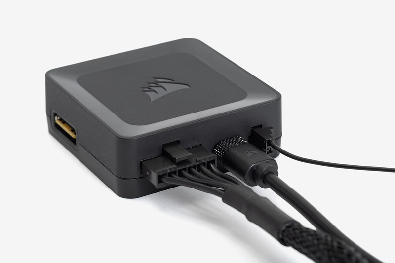 CPUクーラーに付属するiCUE LINKシステムハブの動作に必要なケーブルを取り付ける。PCIe電源ケーブル、Micro USB 2.0ケーブル、そしてすでにマザーボードに接続したタコケーブルの3種類だ