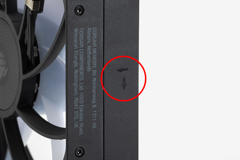 ファンの向きを確認しておく。今回はPCケースの前面から吸気する形で装着する。風の向きはファンの側面に矢印で書いてある