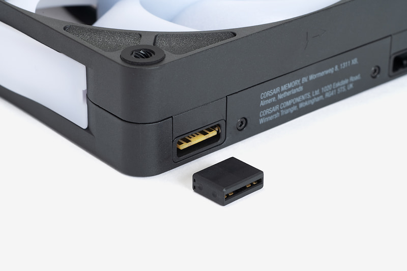 iCUE LINKでは電源とLEDが1つのコネクタにまとめられているので接続がシンプルになる。ファン同士は専用のコネクタで直接連結でき、ケーブルが要らないのも便利