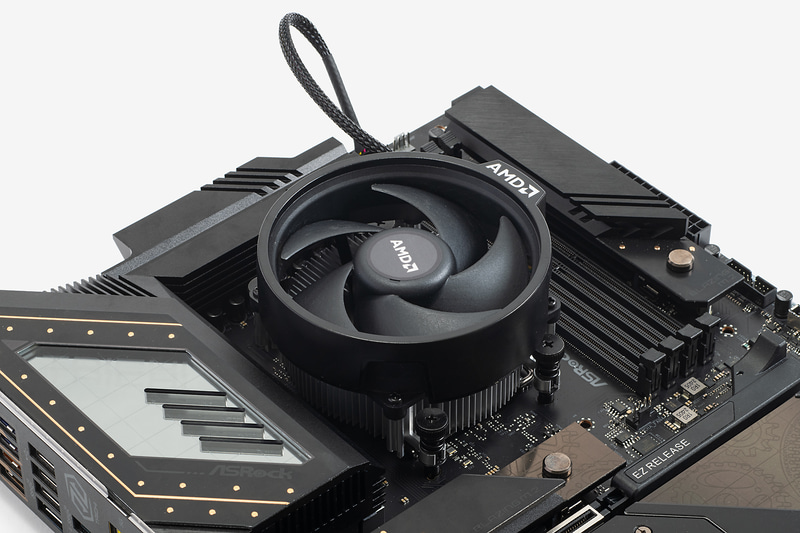 空冷のCPUクーラーを標準で付属しているCPUも存在しているが、ほとんどはトップフローの小型タイプ。動作音は大きめであることが多い