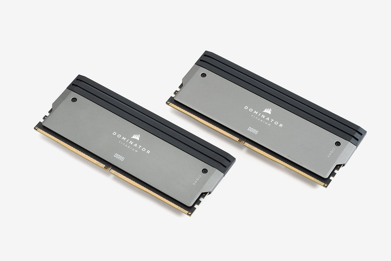 CORSAIRのDOMINATOR TITANIUM RGB。DDR5-6000で16GB×2枚セットのモデル(CMP32GX5M2B6000Z30)は実売価格3万1,000円前後だ