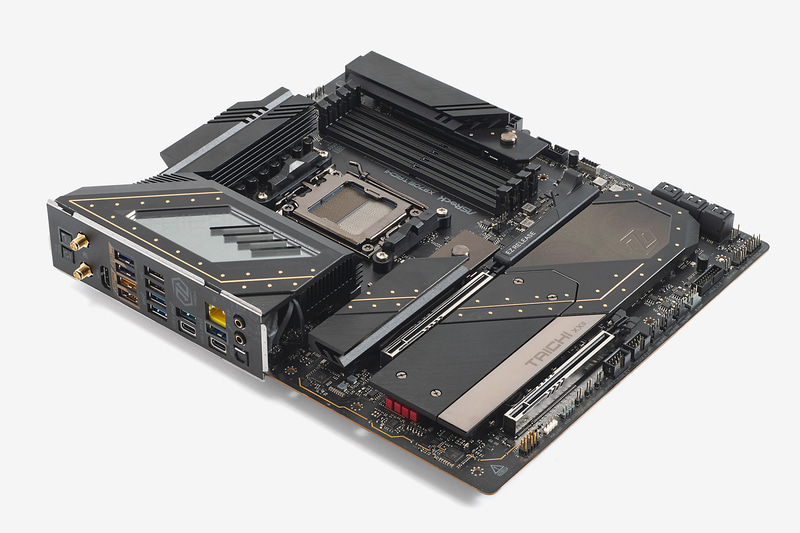 ASRockの「X870E Taichi」。X870Eチップセットを搭載するハイエンドモデルだ。実売価格は8万4,000円前後