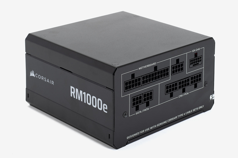 CORSAIRのATX 3.1対応電源ユニット「RM1000e ATX3.1」。出力は1,000Wでフルプラグイン形式だ。実売価格は2万5,000円前後