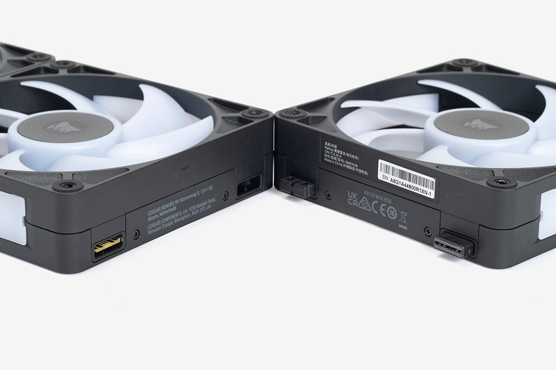 続いて交換用のiCUE LINK RX120 MAX RGB Starter Kitにある3基のファンに連結用のコネクタを取り付け、3基を接続する