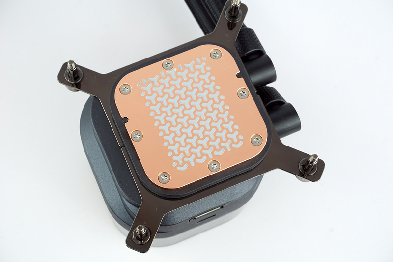 今回のCPUクーラーはあらかじめグリスが塗られている