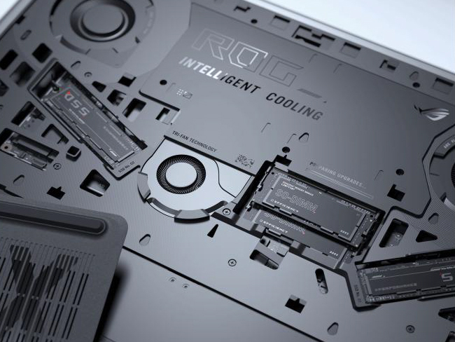 底面側はツールレスでカバーを取り外して、メモリとSSDにアクセスできる