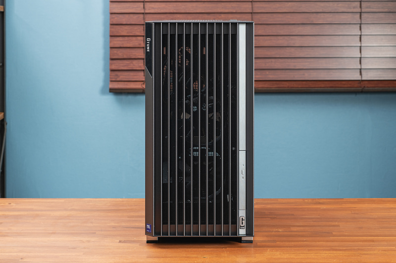 前面にはアルミ素材を使ったスリットデザインを採用。冷却性と存在感を両立させている