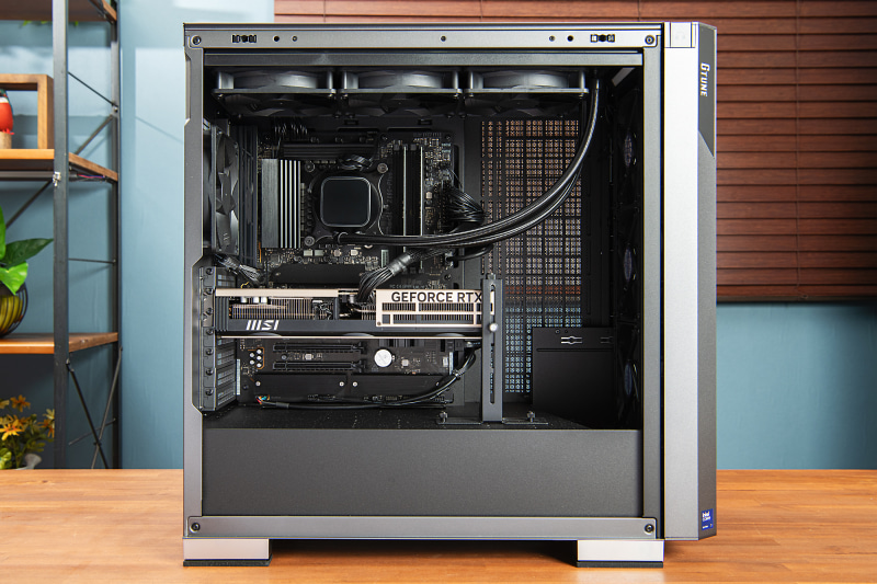 前面3基のファンで吸気、天面の簡易水冷クーラーと背面のファンで排気する効率のよいエアフローが確保されている