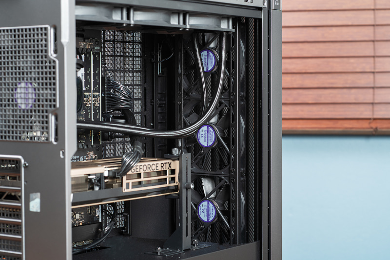 前面3基のファンで吸気、天面の簡易水冷クーラーと背面のファンで排気する効率のよいエアフローが確保されている