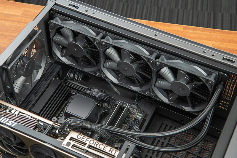 前面3基のファンで吸気、天面の簡易水冷クーラーと背面のファンで排気する効率のよいエアフローが確保されている