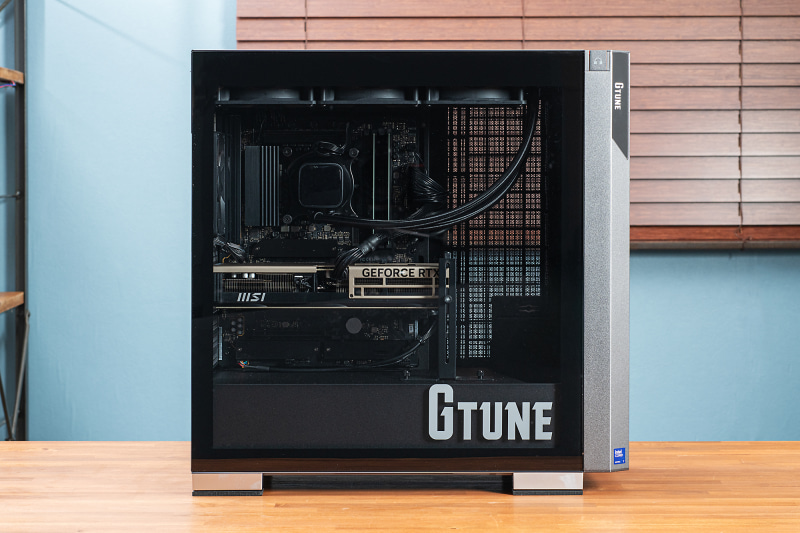 強化ガラス採用の左側面