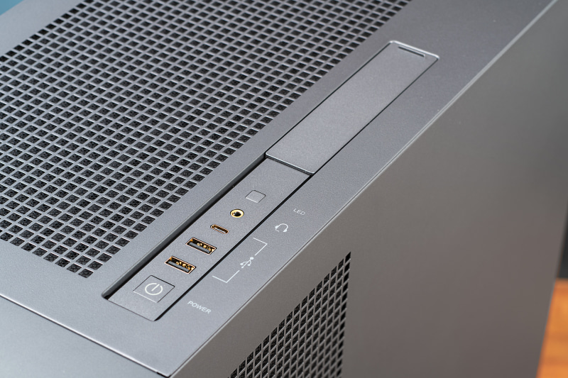 USBなどのコネクタ類は天面にも搭載されている。スライド式のカバーがあるのでホコリも防ぎやすい