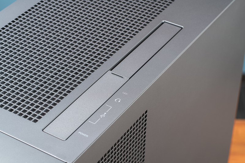 USBなどのコネクタ類は天面にも搭載されている。スライド式のカバーがあるのでホコリも防ぎやすい