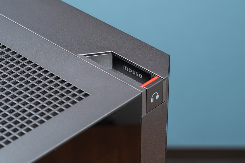 左側面の上部には引き出し式のヘッドフォンホルダーを内蔵