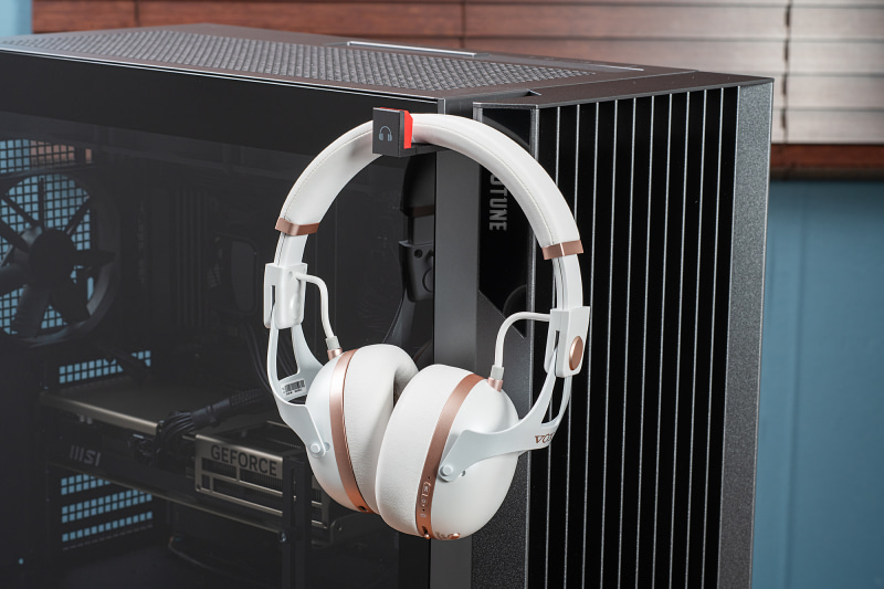 左側面の上部には引き出し式のヘッドフォンホルダーを内蔵