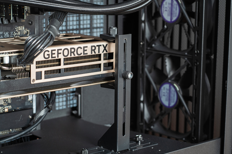 ビデオカードはサポートステイでガッチリと固定されているので安心だ