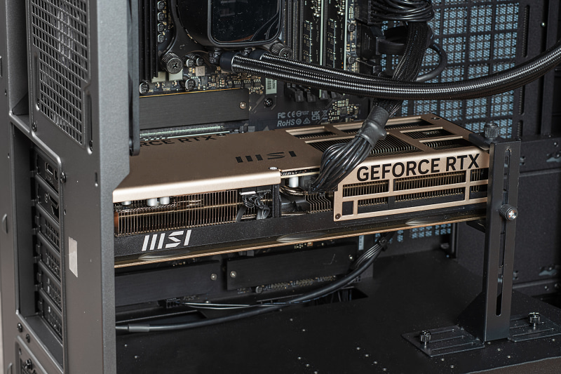 ビデオカードにはGeForce RTX 5070 Tiを搭載