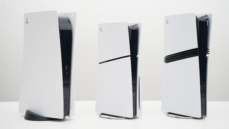 左が初期型PS5、中央が現行型PS5、右がPS5 Pro