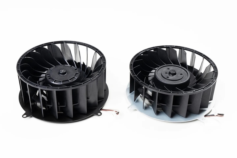 ファンの比較。左がPS5 Pro、右が現行型PS5