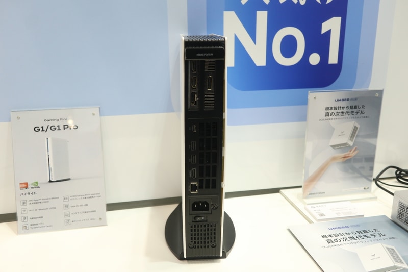 本体背面。LowProfile/2スロットのビデオカードを搭載していることが分かる