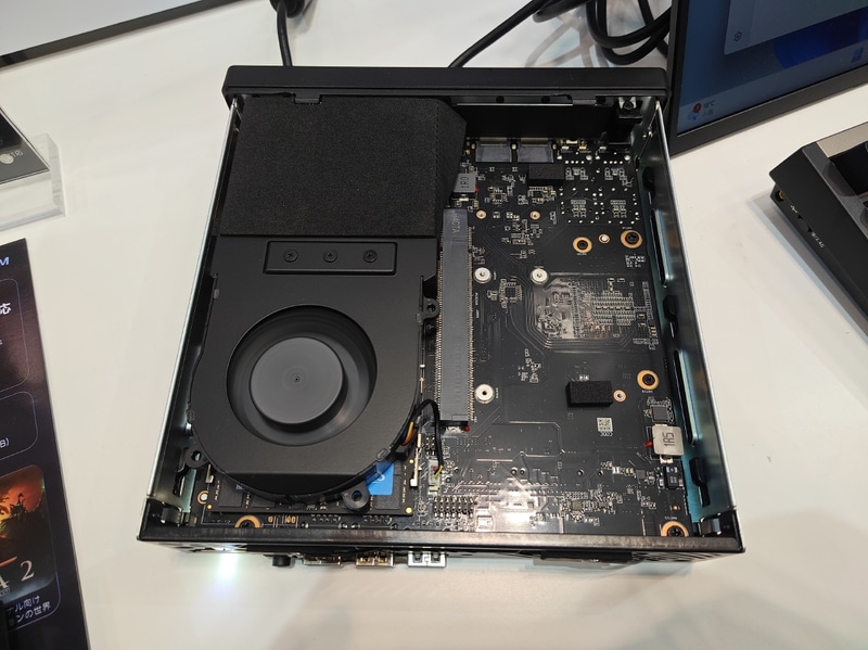 MS-A1では実装されなかったPCIe 4.0 x8(x16形状)スロットが搭載されている