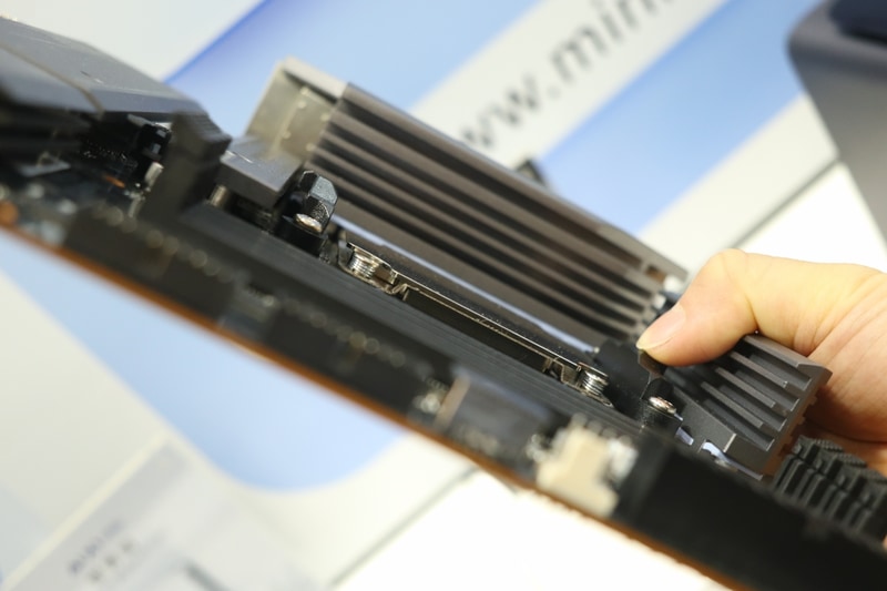 ベイパーチャンバーにより熱を効率よくヒートシンクに伝えるという