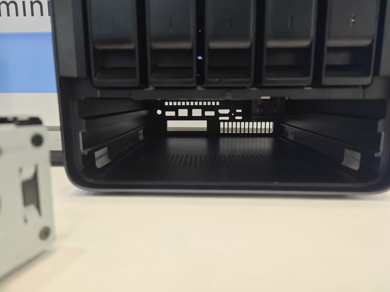 ツールレスで引き出せるマザーボード。こちら側にPCIeスロットが見える