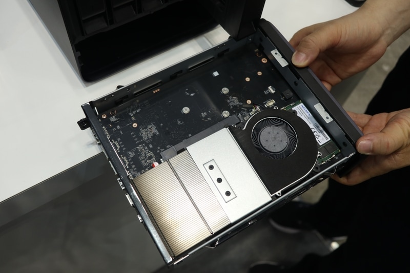 ツールレスで引き出せるマザーボード。こちら側にPCIeスロットが見える