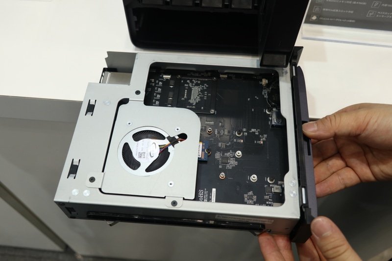 裏面はM.2スロットなどが装備されている