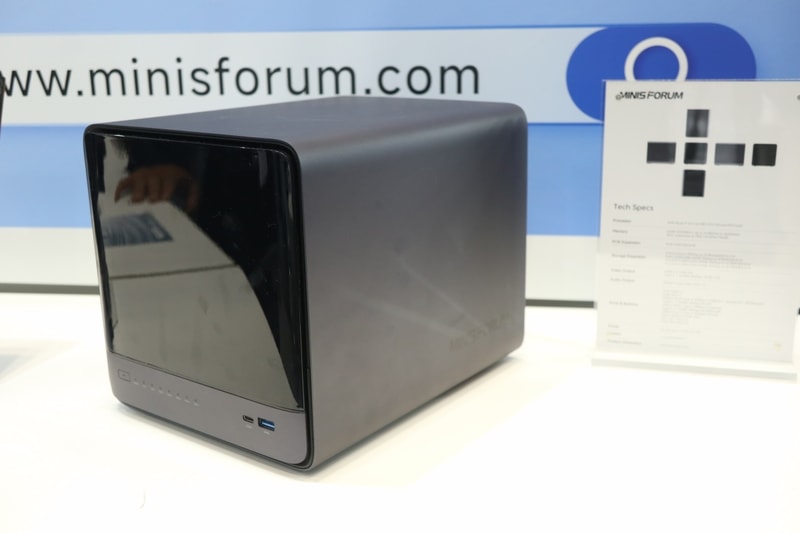 前面のパネルは磁石により容易に着脱できる