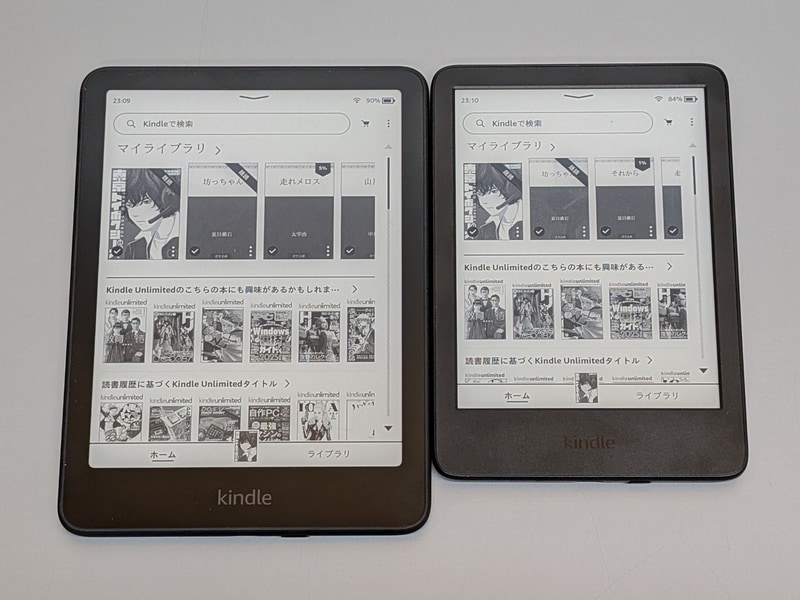 左が「Kindle Paperwhite」第12世代、右が「Kindle」第11世代。画面サイズの差は数値上はほんのわずかに感じるが、こうして並べると違いを実感する