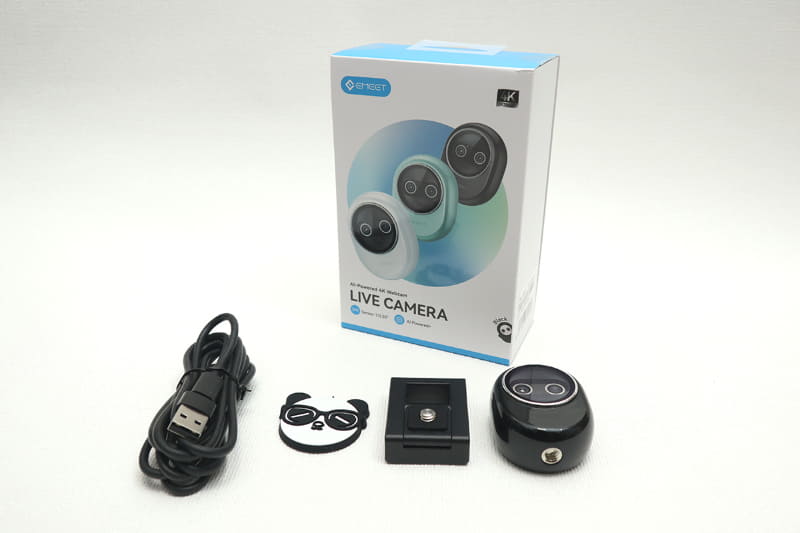 製品パッケージ。USBケーブルはType-Cで、Type-C→Type-Aアダプタが付属する。また、パンダ柄のレンズカバーも添付