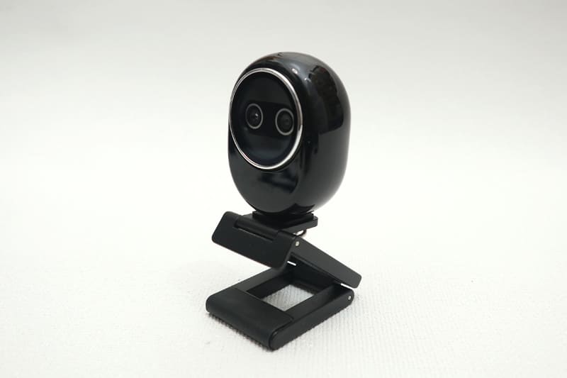 初期ロットはミニ三脚が付属していたが、今はモニターやノートのディスプレイにも引っ掛けられるスタンドとなっている