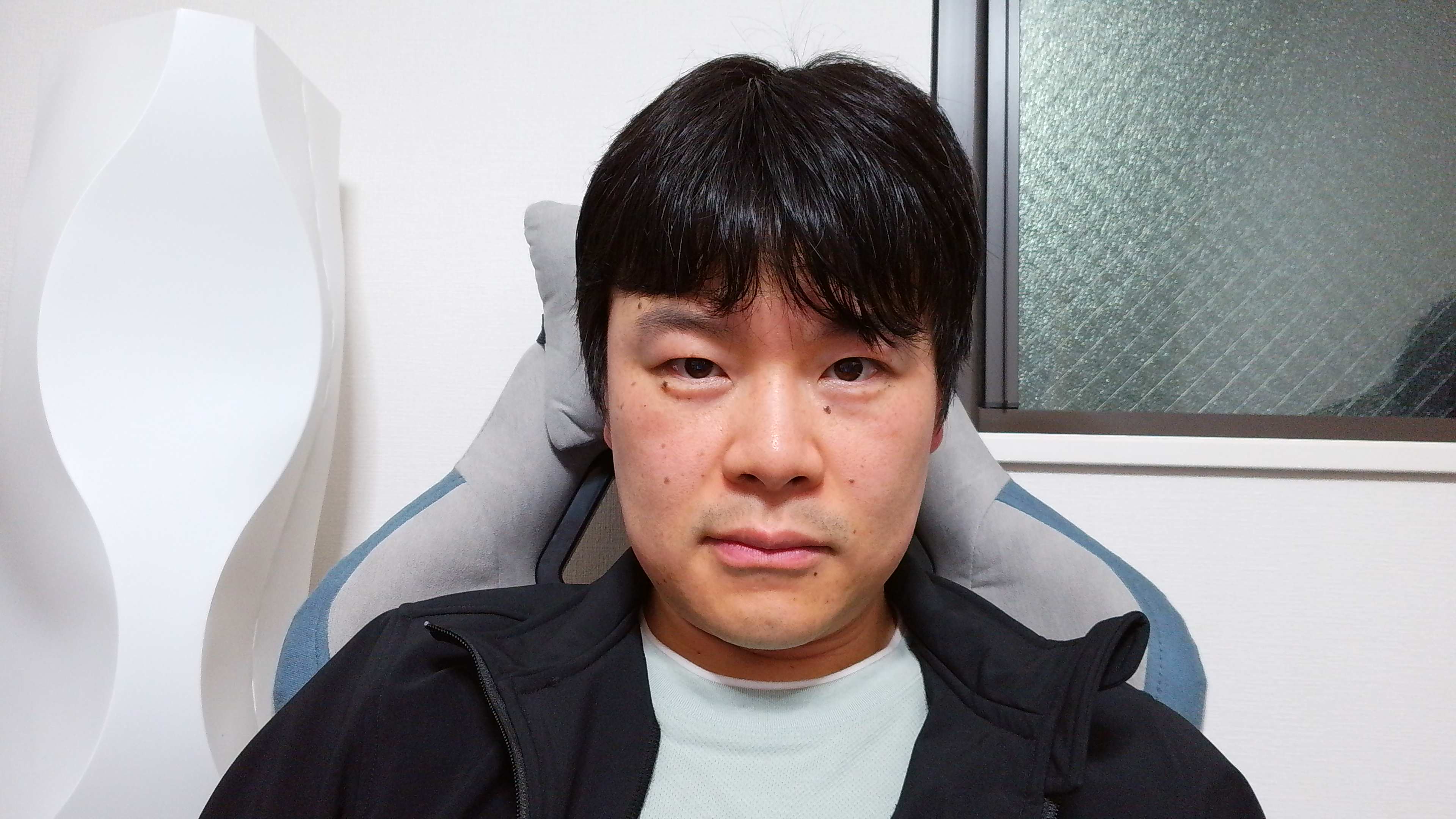 Piko+で撮影した静止画。立体感があり、洋服の襟や髪の毛のディテールまでよく描写している。顔の色も健康的だ