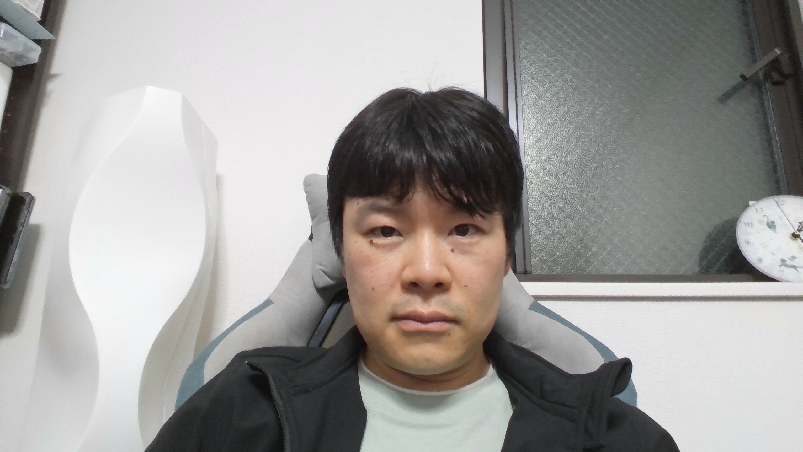 GPD DUO内蔵Webカメラで撮影した静止画。全体的に元気がない色で、ディテールも潰れてしまっている