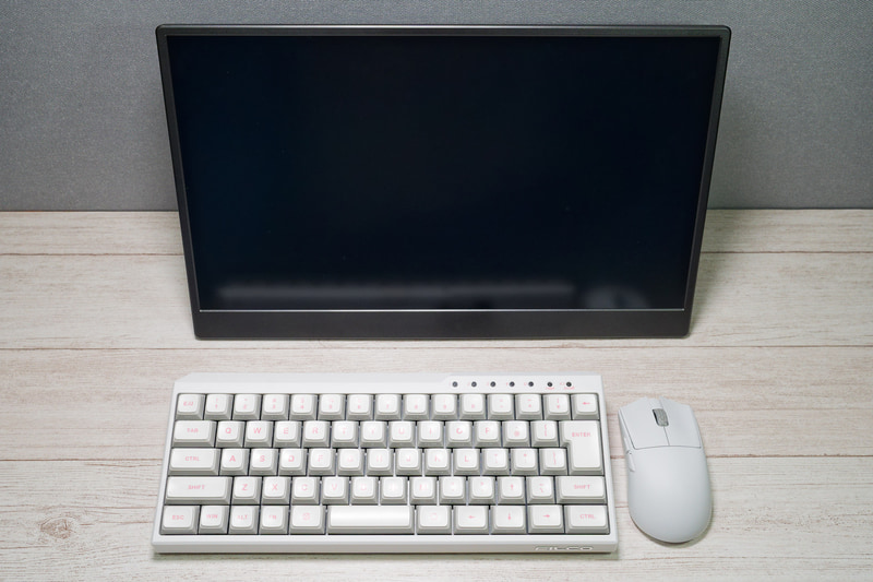 キーボード、マウス、モニターをPCの台数分用意しなくて済むのがKVMスイッチ。ちなみにKVMとは、Keyboard、Video、Mouseの略称