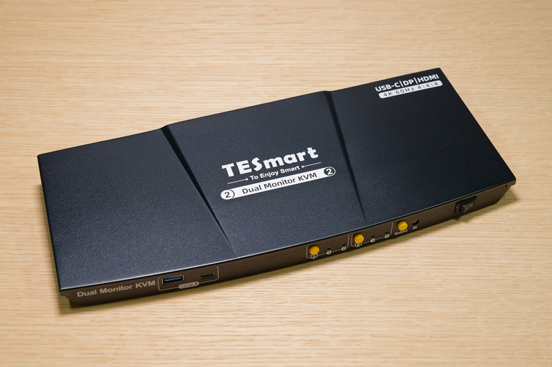 TESmartの「<a href="https://tesmart.jp/products/hdc202-p23" class="n" target="_blank">デュアルハイブリッドKVMドッキングステーションキット」(HDC202-P23-JPBK)</a>。価格は7万3,900円と、高機能なためそれなりに高価。なお、5月31日まで利用可能なクーポンコード「TESKOL428」を使えば、10%オフの6万6,510円で購入できる