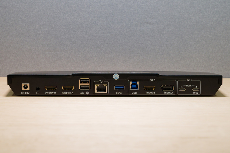 背面に用意された数々のポート類