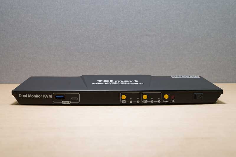 基本は正面の一番右側にある黄色いSelectボタンで2台のPC操作を切り替える