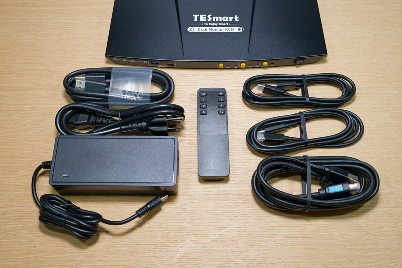 付属品類。中央のリモコンも切り替えなどに使える