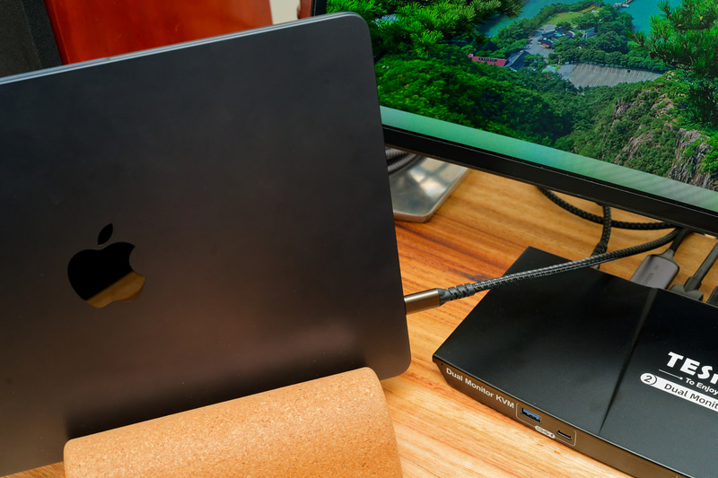 ノートPCはType-Cケーブルを1本接続するだけでOK。もちろんDisplayPort Alt ModeとUSB PDをサポートしているものでなければならない