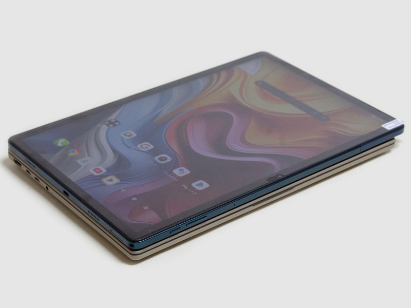 ASUS Zenbook SORA(UX3407RA)との比較。本機の方が若干フットプリントが広い